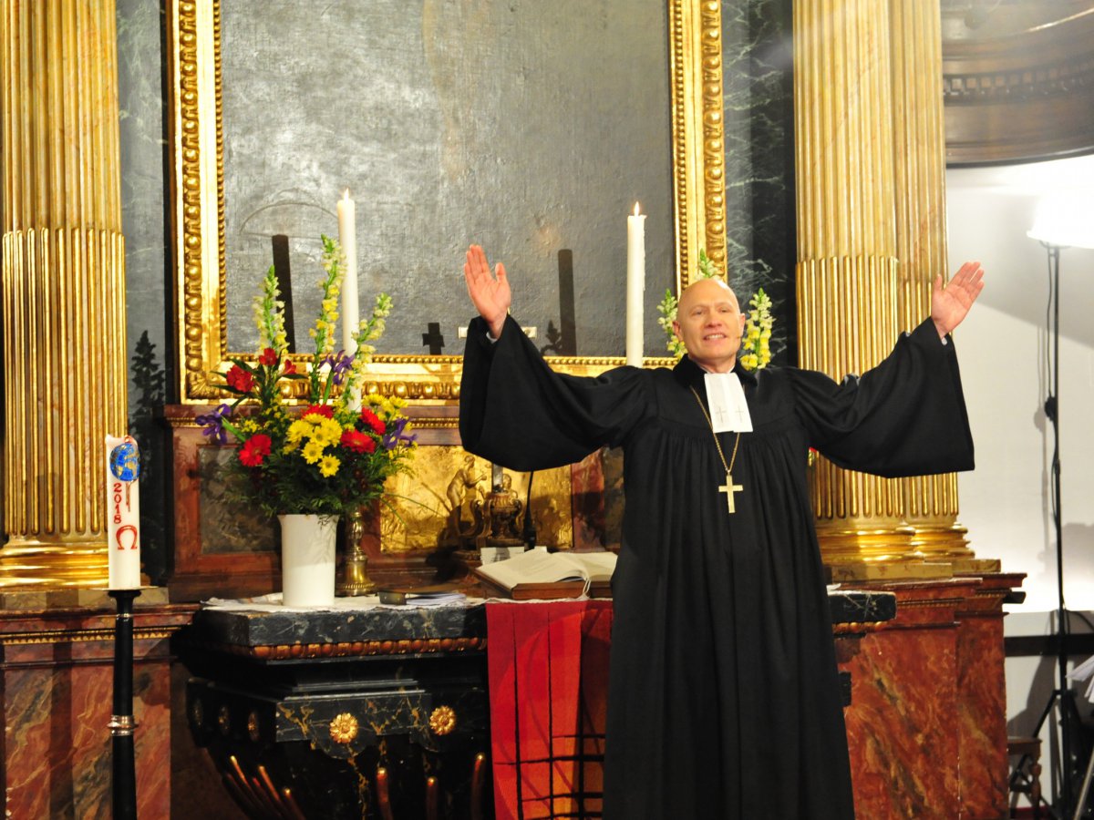 Superintendent Matthias Geist im Talar beim Segen am Ende des Gottesdienstes.