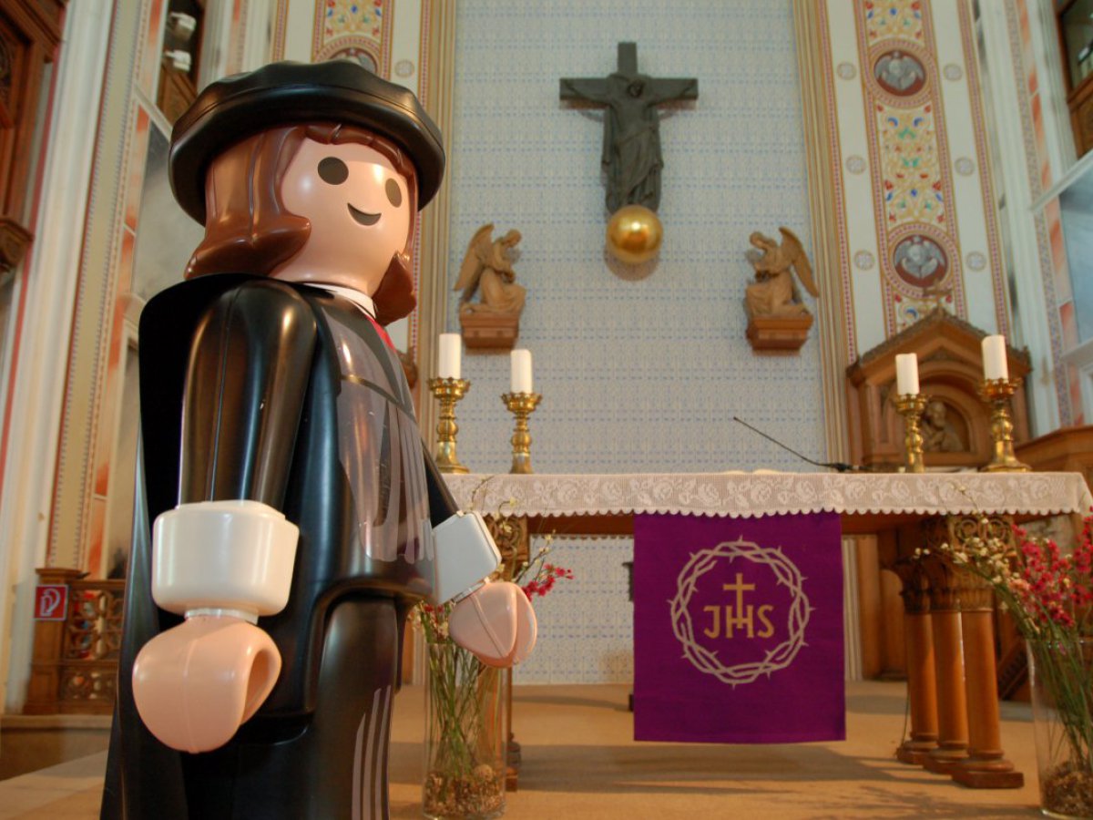 Reformator Martin Luther - als große Playmobil-Figur - in der Gustav-Adolf-Kirche in Gumpendorf