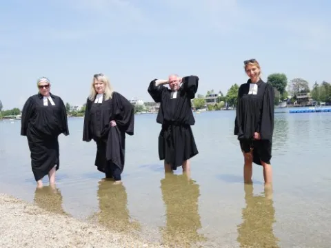 Die Pfarrerinnen und Pfarrer der "Donautaufe 2025" freuen sich darauf Dich kennenzulernen. Foto: Evang. Kirche Wien/Schomaker