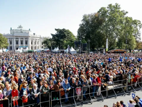 1517 - 2017: Im Jahr 2017 feierten die Evangelischen in Österreich "500 Jahre Reformation". Highlight des Jahres war das Fest am 30.9. am Rathausplatz in Wien mit über 18.000 Gästen.