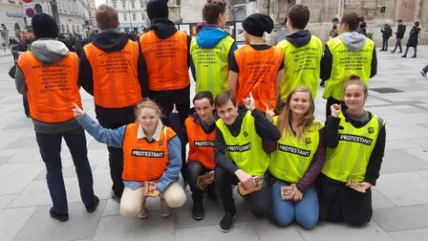 Am Reformationstag und Allerheiligen mischten sich Jugendliche mit ihren Reformations-Thesen unters Volk. (c) EJW/Josef Fessler