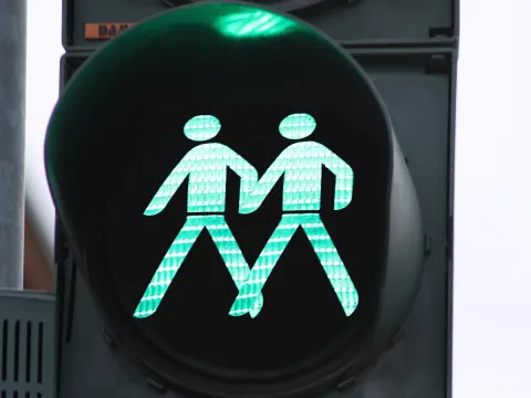 In der Evangelischen Kirche werden gleichgeschlechtliche Partnerschaften geachtet.