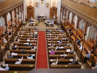 Das "Parlament" der Evangelischen Kirche A.B. in Wien tagte im Juni 2021 Corona-bedingt in der größten Evangelischen Kirche in Österreich - in der Gustav-Adolf-Kirche im 6. Wiener Bezirk.