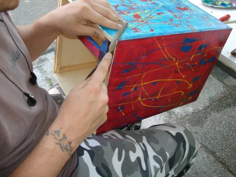 Hände, die etwas schaffen: In der Tischlerei im Schweizerhaus Hadersdorf wird gehämmert, gesägt, bemalt und gefeilt.