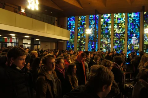 Beim jährlichen "Friedenstag" platzt die Auferstehungskirche im 7. Bezirk aus allen Nähten.
