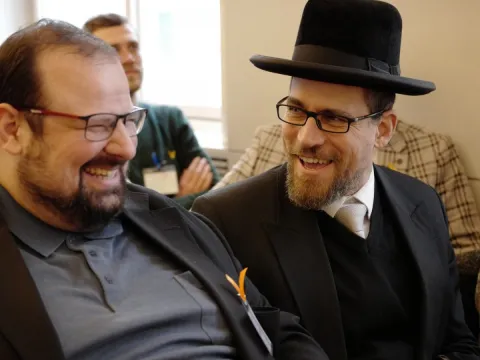 Projekt „optimis-TISCH – In eine friedliche Zukunft“