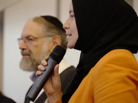 Projekt „optimis-TISCH – In eine friedliche Zukunft“