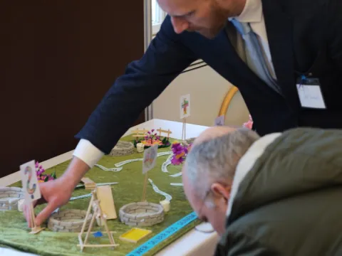 Projekt „optimis-TISCH – In eine friedliche Zukunft“