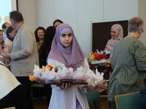 Projekt „optimis-TISCH – In eine friedliche Zukunft“