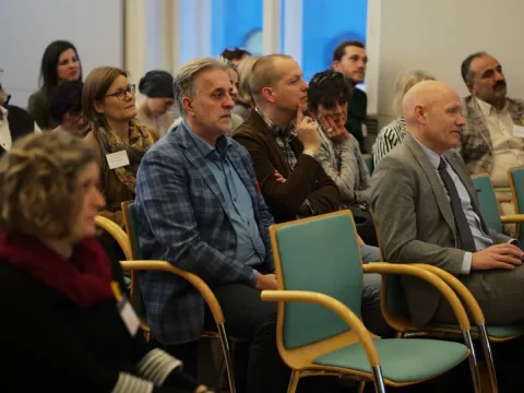 Projekt „optimis-TISCH – In eine friedliche Zukunft“